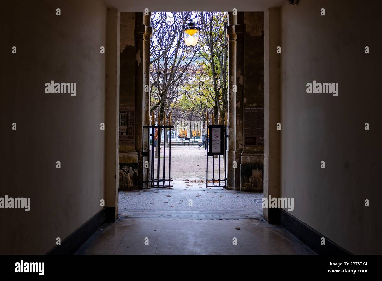 Paris, Frankreich - 2. Nov 2019: Ein traditioneller Pariser Durchgang durch ein Tor. Foto aufgenommen im Palais-Royal, am frühen Abend mit anleuchtendem Licht Stockfoto