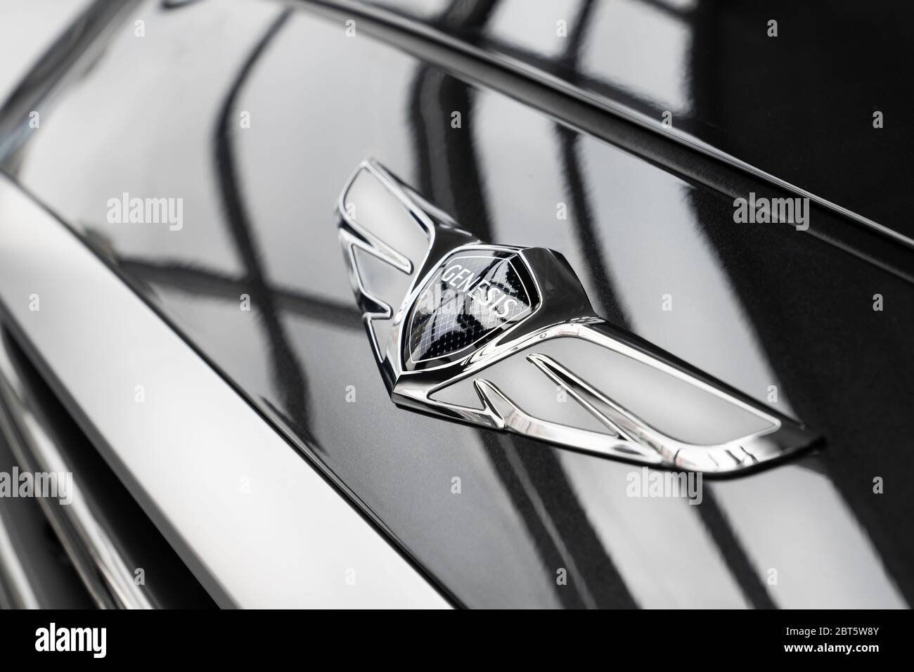 Genesis Das Logo Einer Luxus Limousine Hyundai Automarke Auf Der Motorhaube Des Autos In Der Showroom Close Up Stockfotografie Alamy