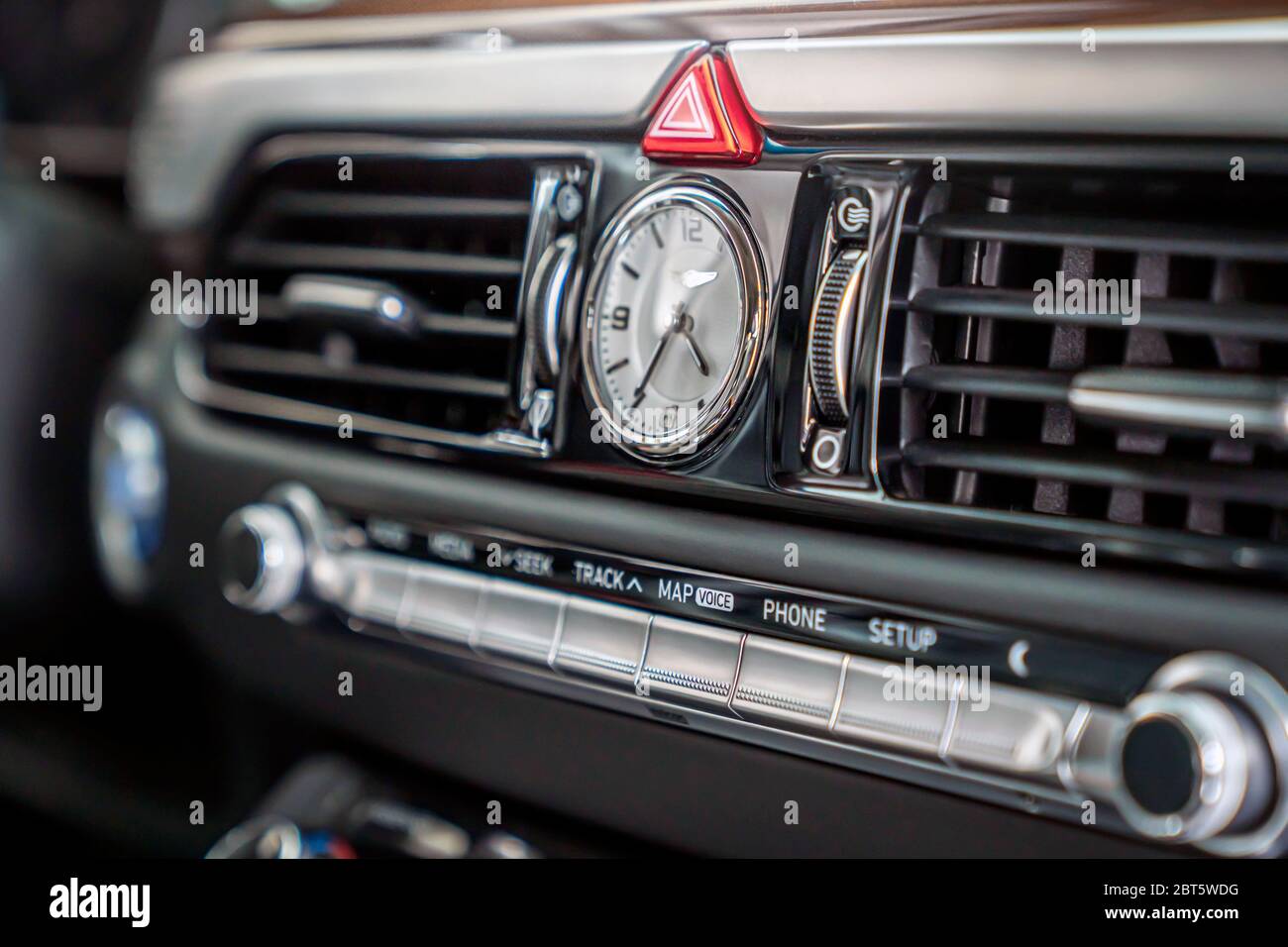 Analoge Uhr im Innenraum des Autos Stockfotografie - Alamy