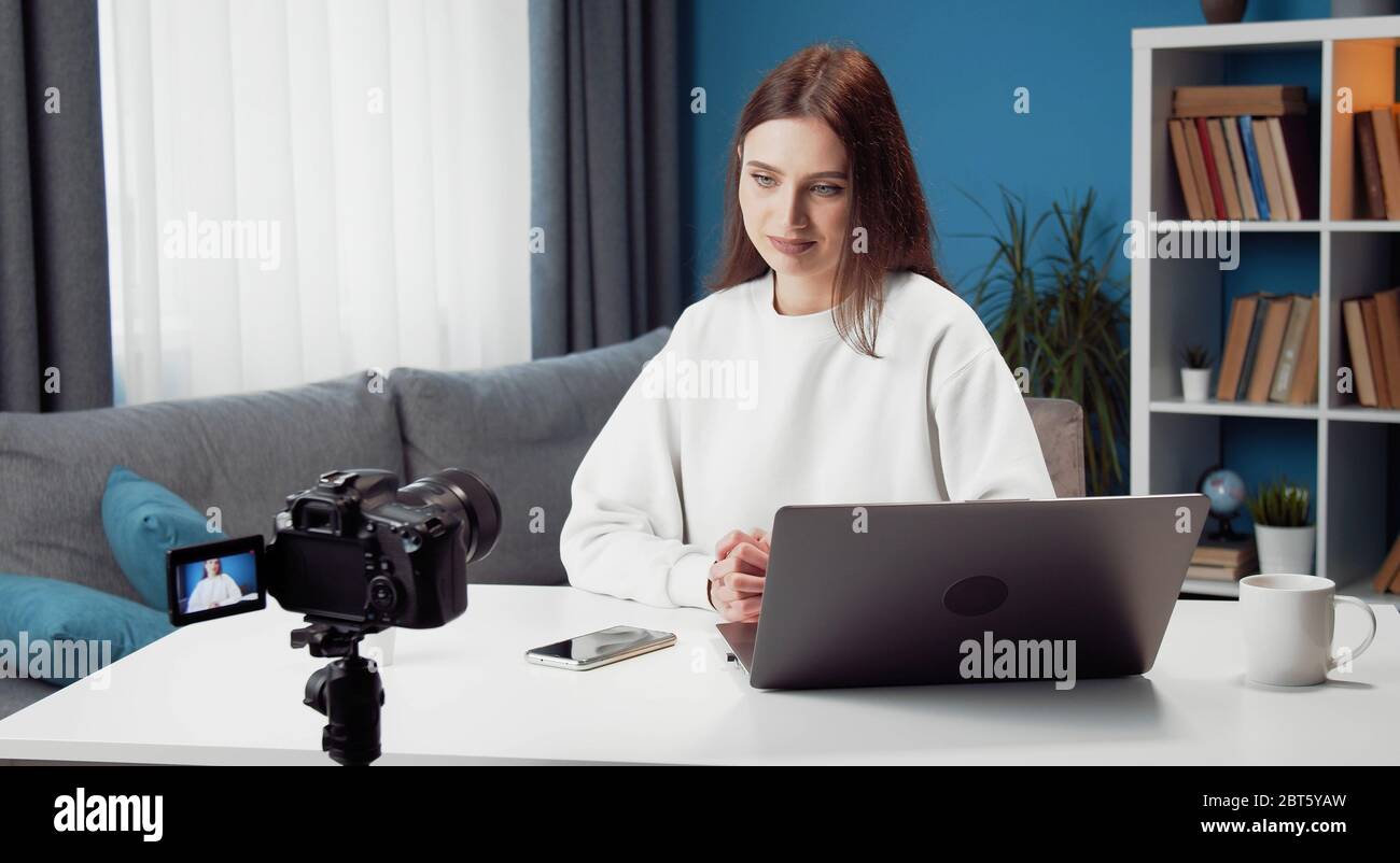Vlogger Aufzeichnung Video auf Kamera Stockfoto
