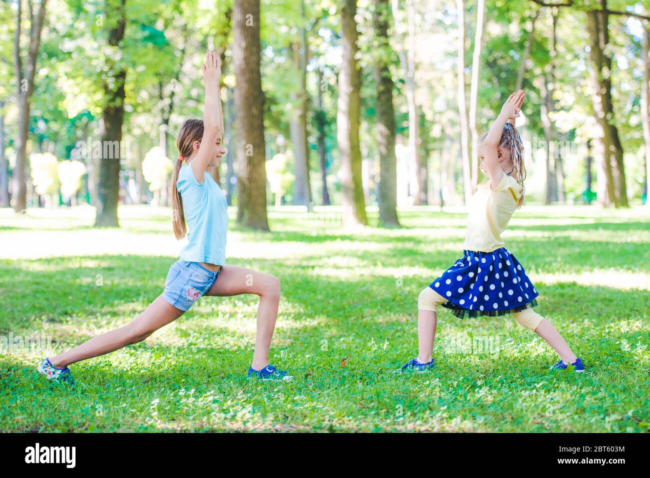 Kleine Mädchen trainieren zusammen im Sunshine Park Stockfoto