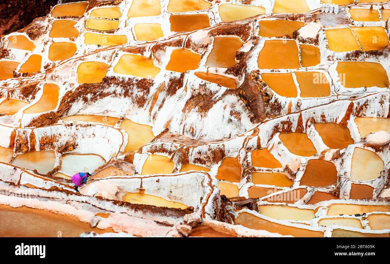 Frau in Salinas de Maras bei Cusco, Salzgewinnung in Peru Stockfoto