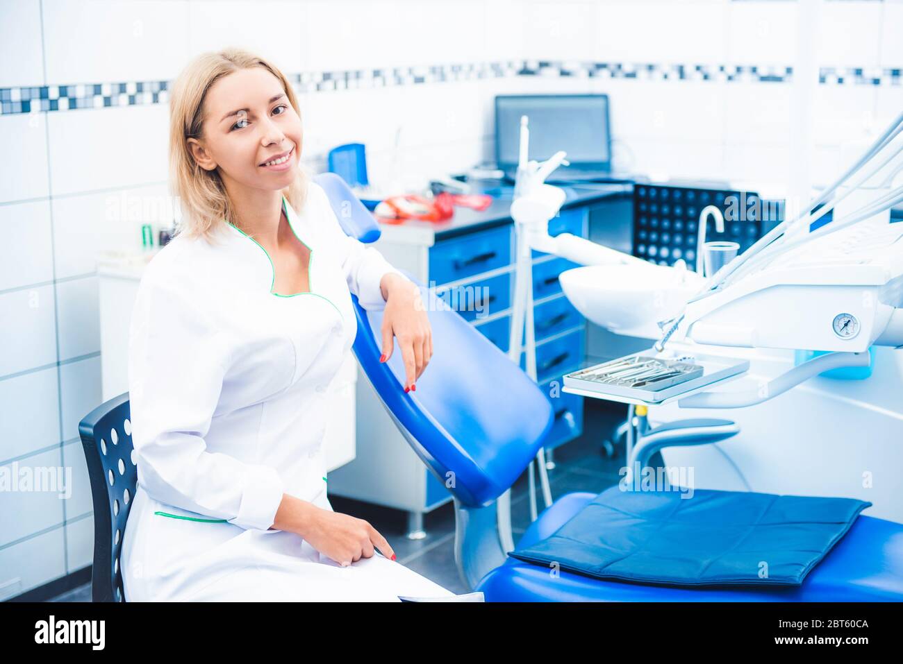 Lächelnder Zahnarzt in weißer Uniform in Stomathologie Büro Stockfoto
