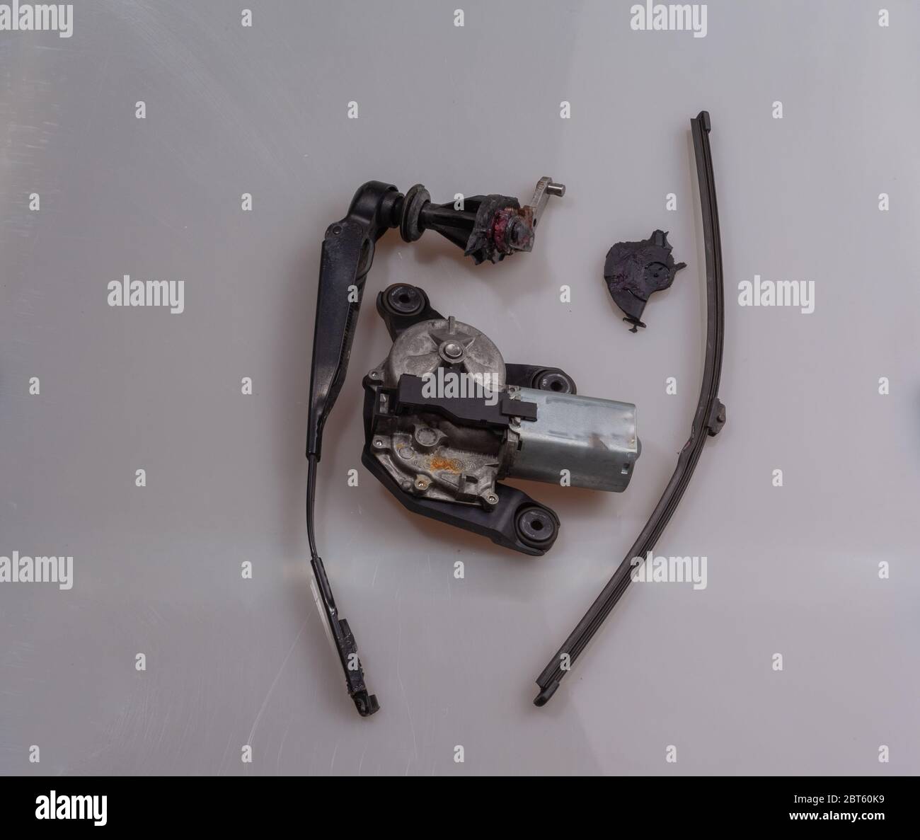 Vorderseite eines gebrochenen Heckscheibenwischers nach einem Besuch mit dem Auto in der Autowäsche mit Wischarm und Wischblatt Stockfoto