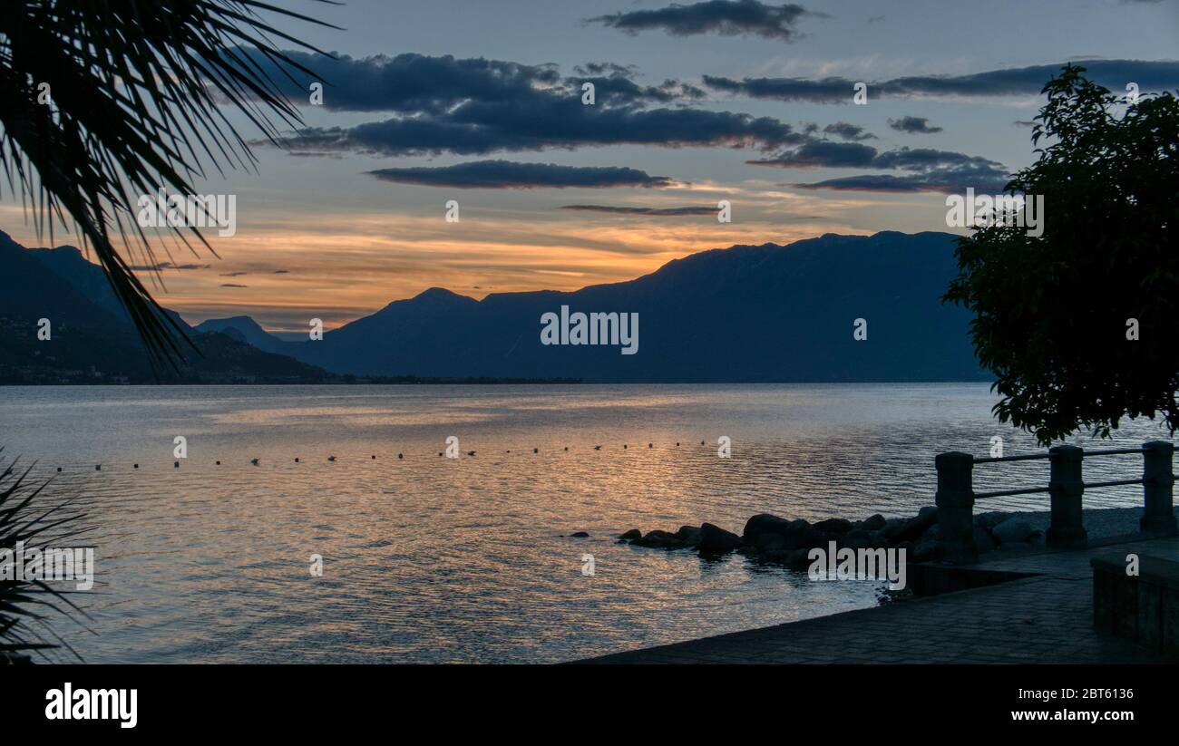 Schöner Spätabend am Gardasee, Italien, mit See und Bergen Stockfoto