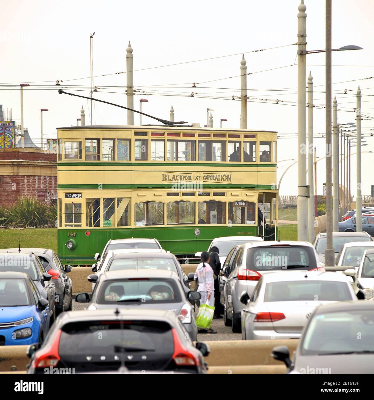 Reihen geparkter Autos vor der historischen Straßenbahn 147 Stockfoto