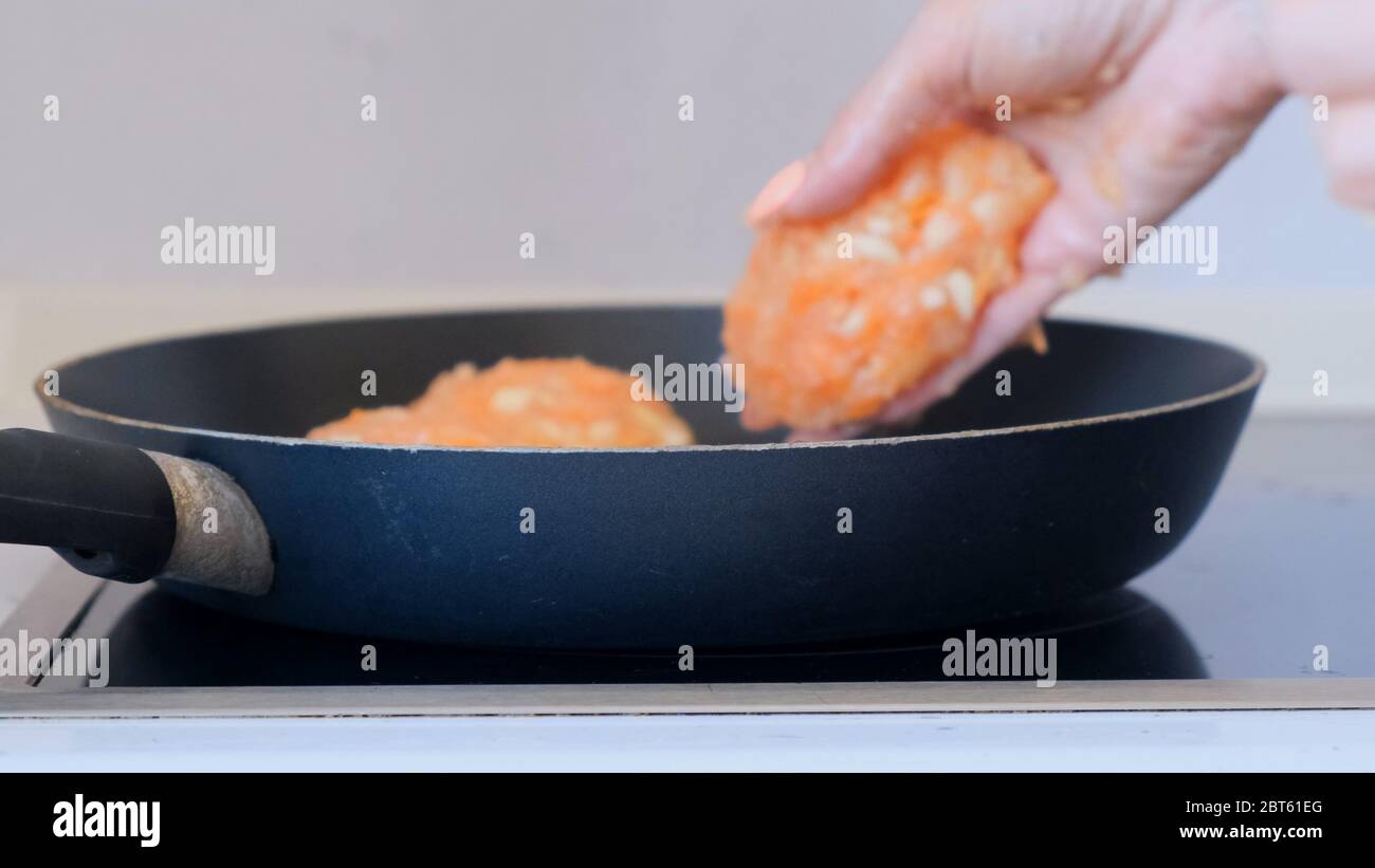 Koteletts in einer schwarzen Pfanne auf dem Herd gebraten. Stockfoto