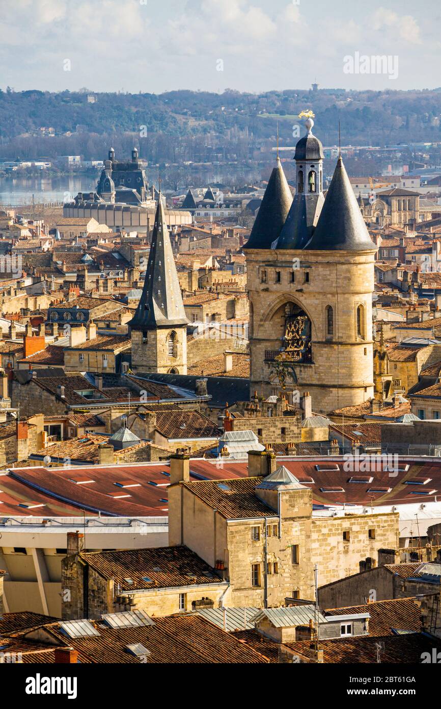 Bordeaux, Departement Gironde, Aquitaine, Frankreich. Blick über die Dächer auf die Porte de la Grosse Cloche und links auf den Turm der Kirche St. Eloi. Th Stockfoto