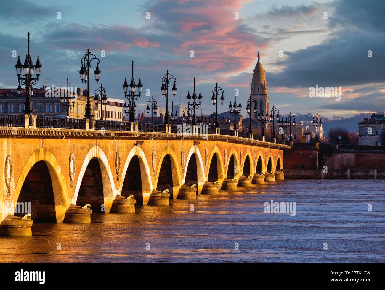 Bordeaux, Departement Gironde, Aquitaine, Frankreich. Pont de Pierre oder die Steinbrücke, erbaut zwischen 1819 und 1822. Der Turm gehört zur Kirche von Stockfoto