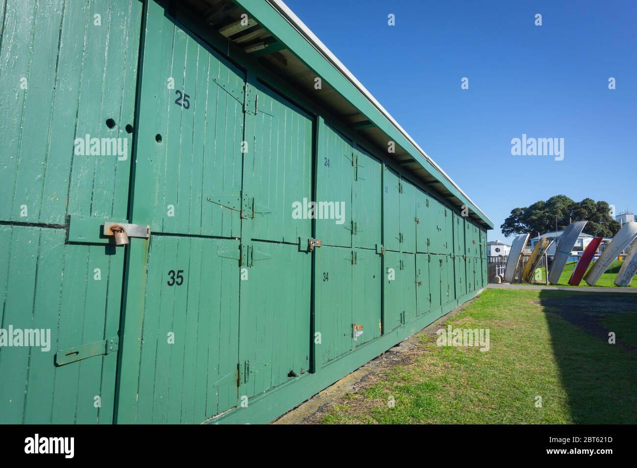 Auckland Neuseeland - Grüne Beiboot Schließfächer von Devonport Vorland. Stockfoto