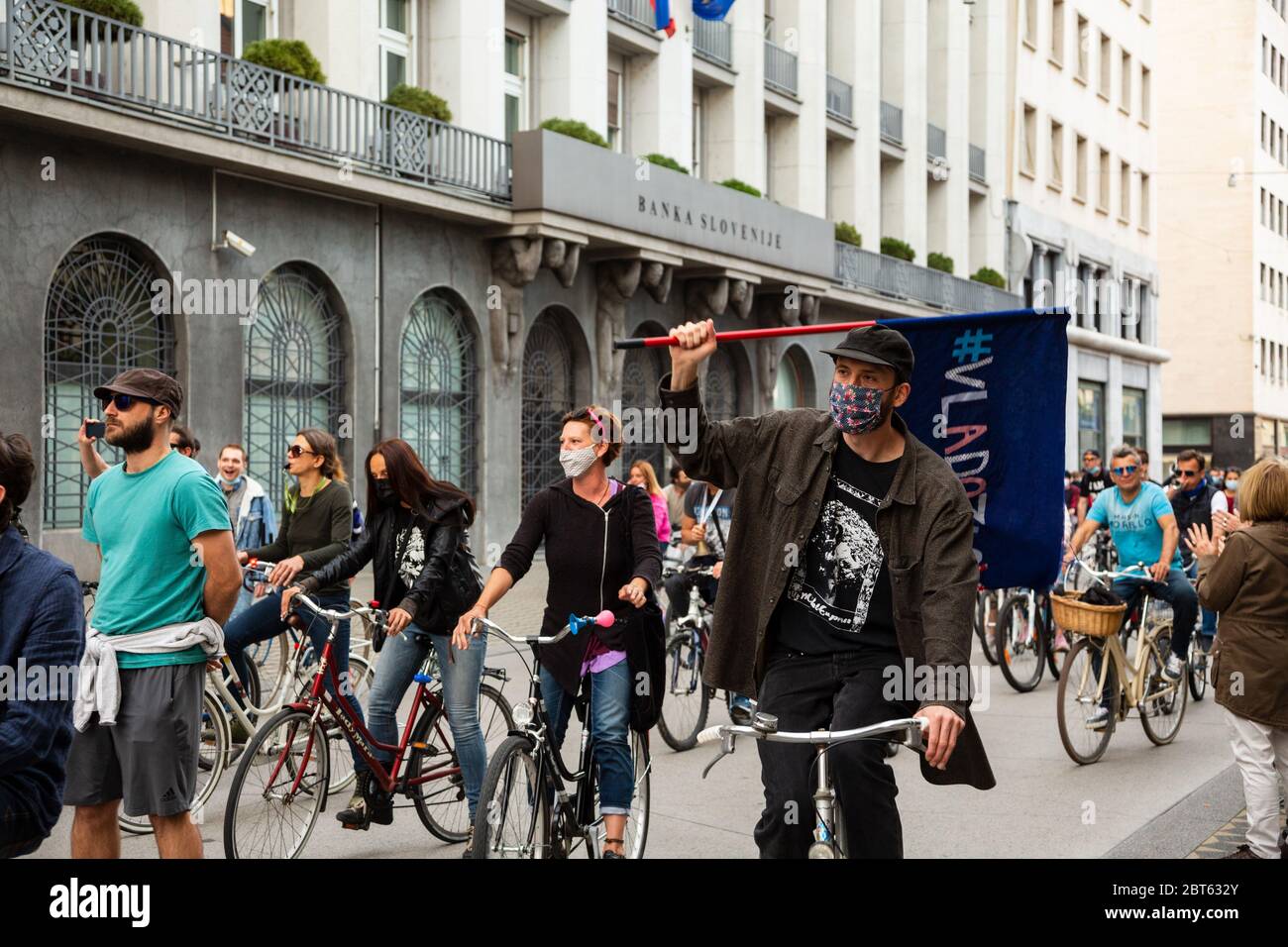 Fahrradprotest gegen die Regierung auf der Hauptstraße Slovenska Straße vor dem slowenischen Ufer in Ljubljana, Slowenien. Aufgenommen am 22. Mai 2020 Stockfoto