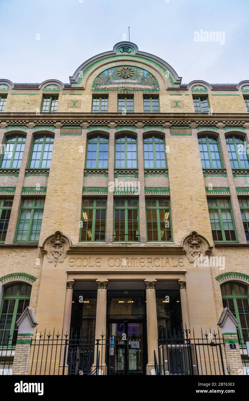 ESCP Europe Alumni / Business School Building, rue Armand Moisant, Paris, Frankreich. Eingang über die ursprüngliche Ecole Commerciale von 1902. Stockfoto