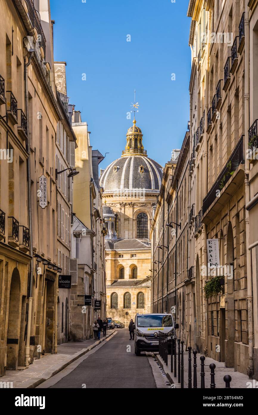 Blick auf die Rue Mazarine in Richtung Académie des Beaux-Arts und Institut de France, Paris, Frankreich. Stockfoto