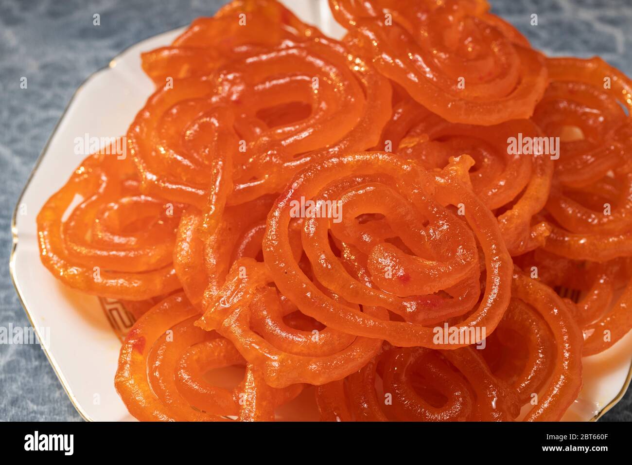 Jalebi, auch als Zulbia, jilapi, mushabak und zalabia bekannt, ist eine indische Süßigkeit, die in ganz Südasien, in Ägypten und im Nahen Osten beliebt ist. Stockfoto