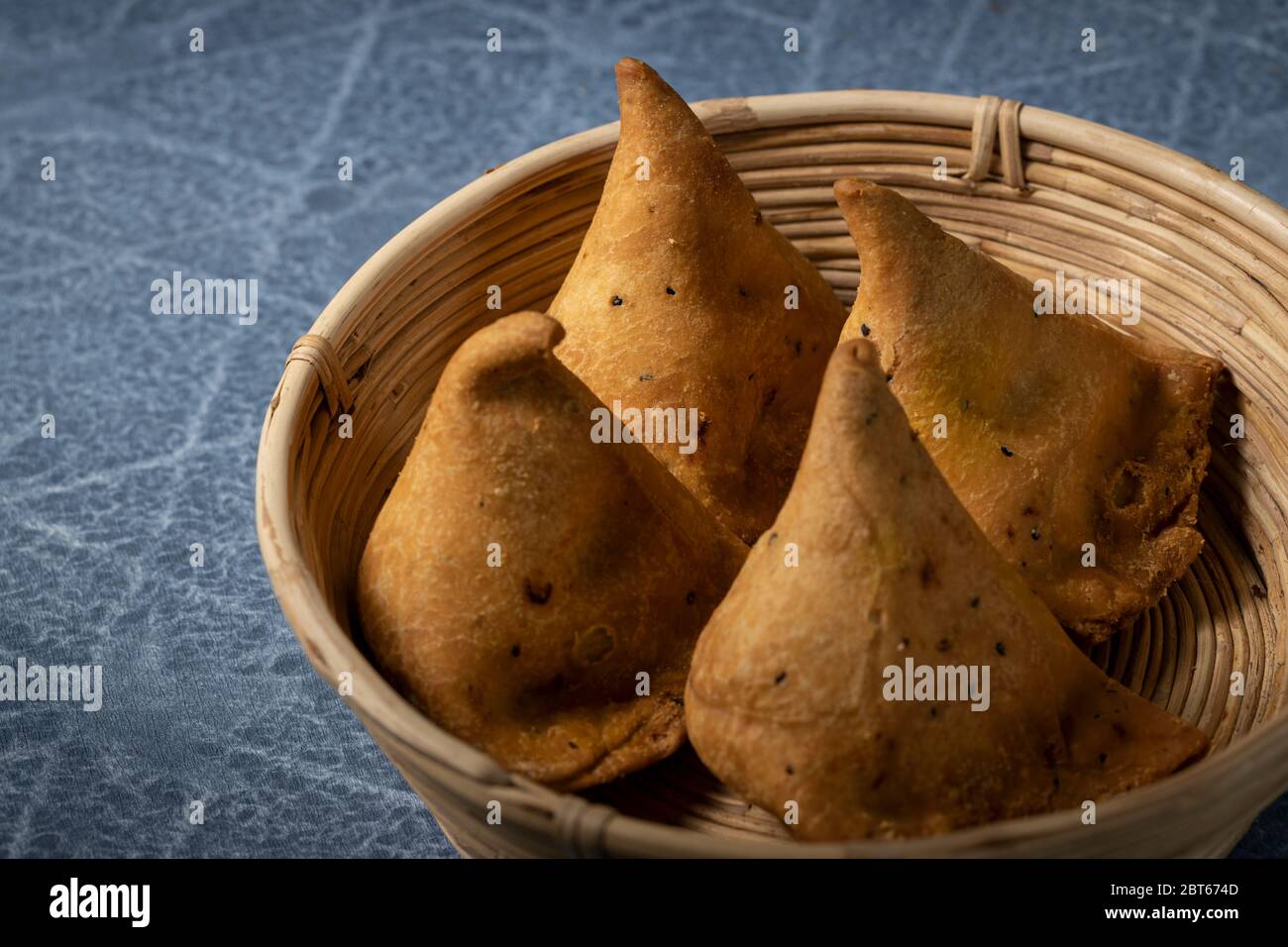 Punjabi Samosa, ein Snack mit Kartoffelpüree frittiert gefüllt ein leckerer Snack von den meisten indianern bevorzugt Stockfoto