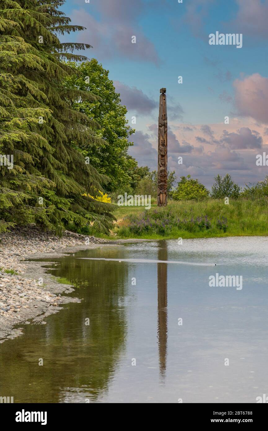 Totem Pole und Reflexion bei Dämmerung Stockfoto