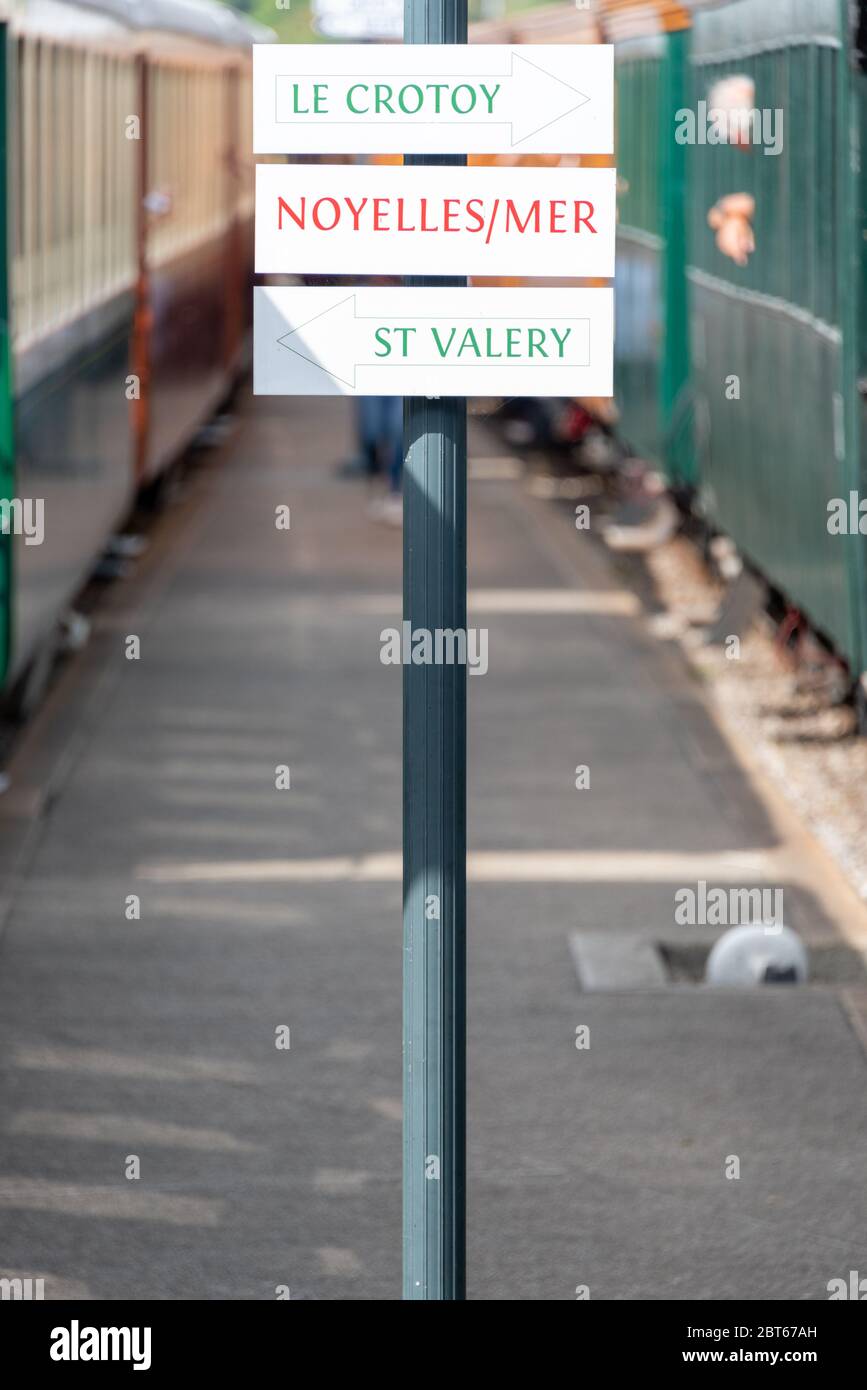 Die Dampfeisenbahn, die zwischen Le Crotoy und Saint Valery sur Somme in Picardie verkehrt Stockfoto