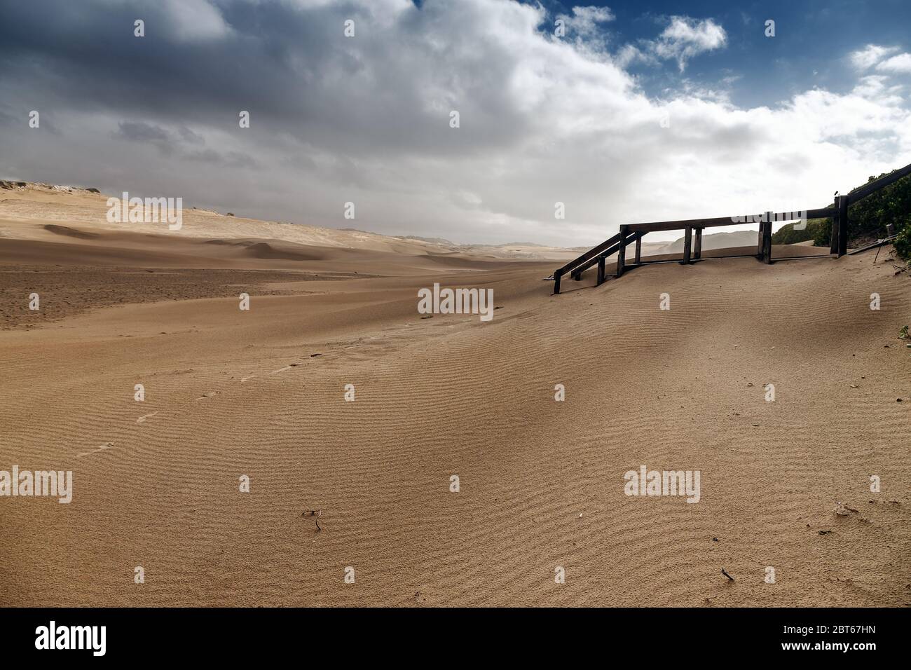 Eine ruhige Szene des abgelegenen Diaz-Strandes mit Fußspuren in der Sanddüne, die zu Holztreppen führt, Provinz Eastern Cape, Südafrika Stockfoto