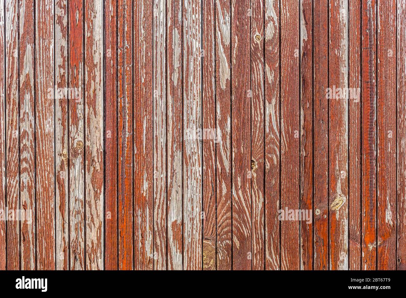 Graue Scheune Holzwand Planking breite Textur. Alte Massivholzlatten rustikalen Hintergrund. Dunkle Hartholz verwitterte quadratische Oberfläche. Grauer verblasst Stockfoto