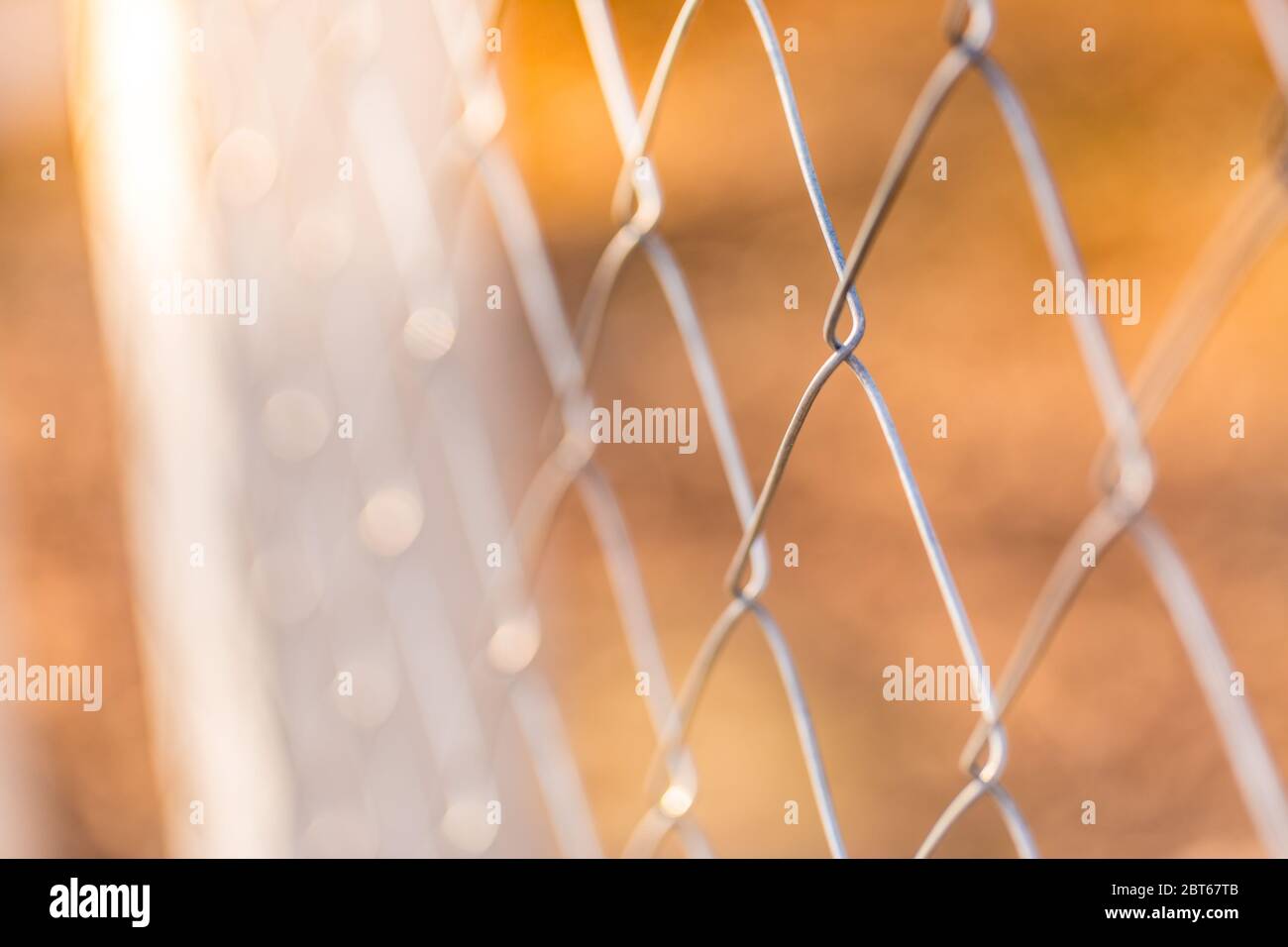 Stacheldraht Zaun mit verschwommenem Hintergrund der Stockfoto