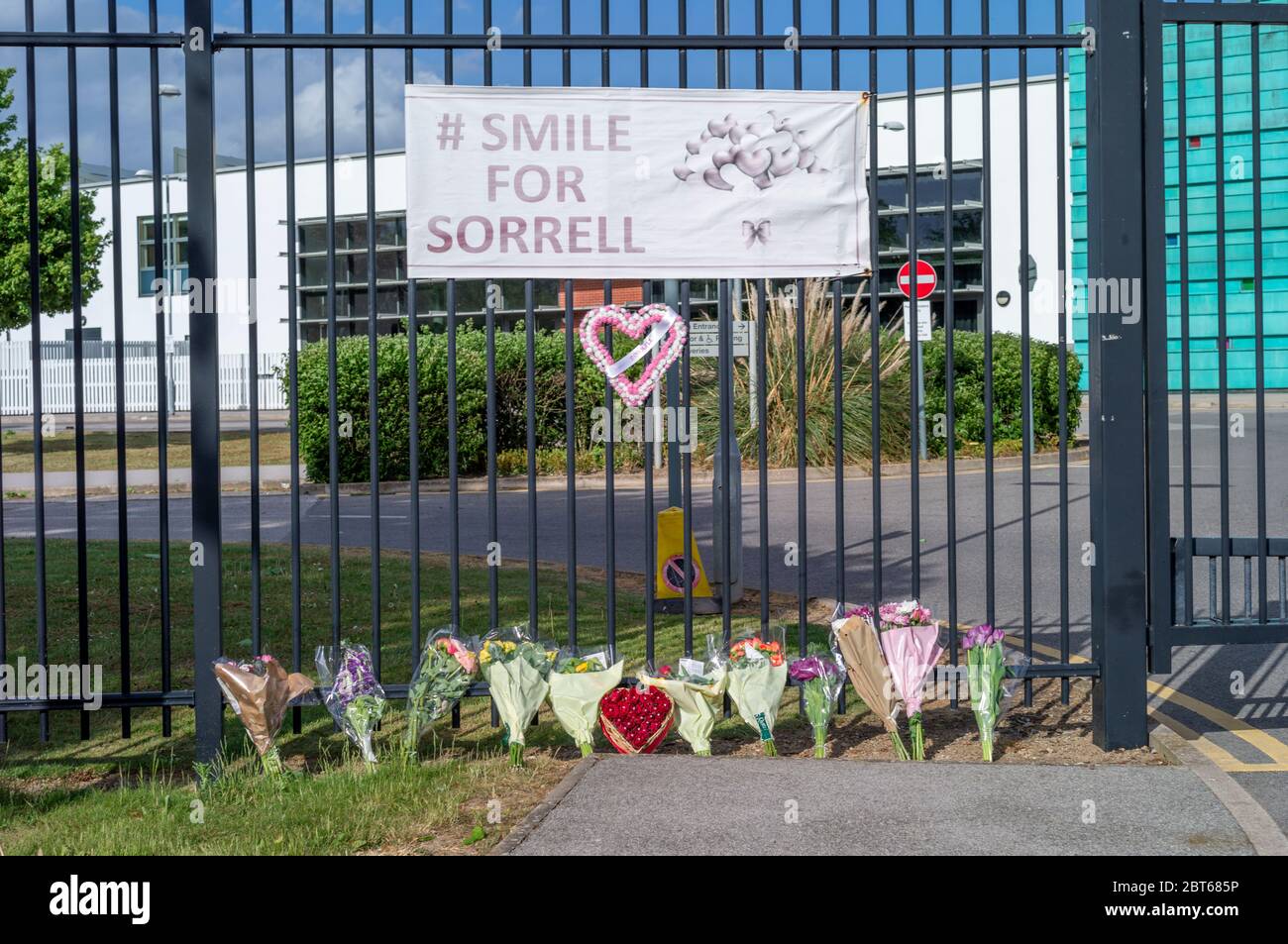 Gedenkblumen zum Gedenken an 3 Jahre seit der Bombardierung von Manchester. Smile for Sorrell ist eine Kampagne zur Erinnerung Sorrell Leczkowski aus Adel war unter 22 Menschen, die starben, als ein Selbstmordattentäter Konzertbesucher in der Manchester Arena am 22. Mai 2017 attackierte. Allerton High School King Lane, Alwoodly, Leeds LS17 7AG West Yorkshire United. Königreich Stockfoto