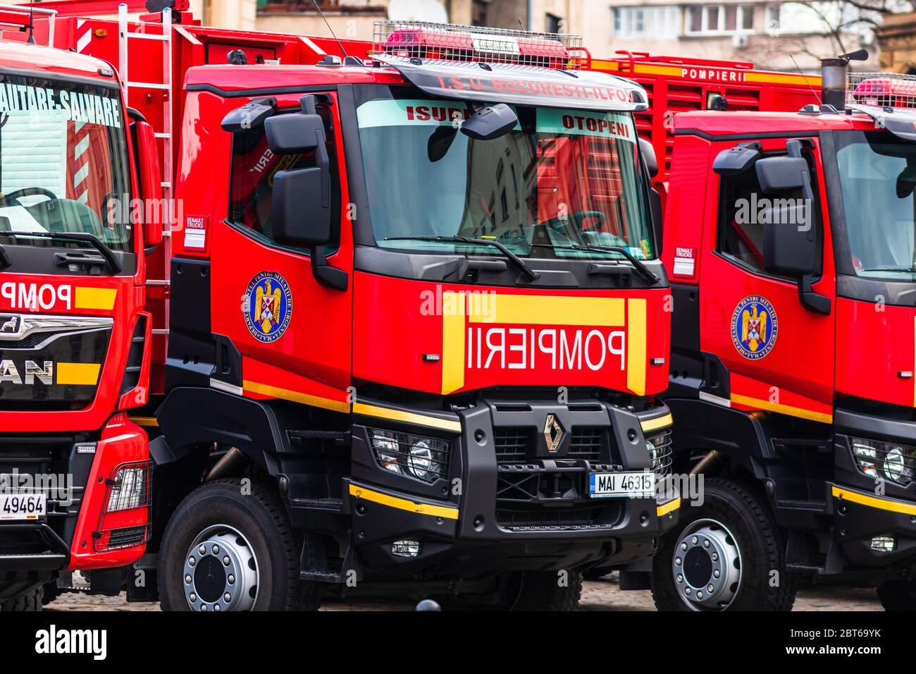 Die rumänischen Feuerwehrleute (Pompierii), die vor dem Innenministerium in Bukarest, Rumänien, 2020 abgestellt wurden. Coronav Stockfoto