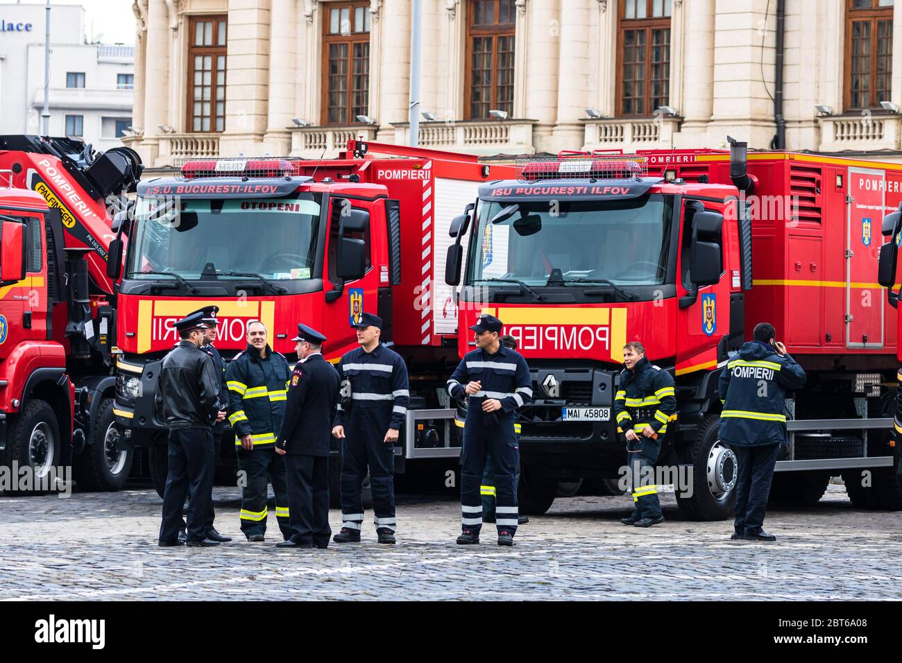 Die rumänischen Feuerwehrleute (Pompierii), die vor dem Innenministerium in Bukarest, Rumänien, 2020 abgestellt wurden. Coronav Stockfoto