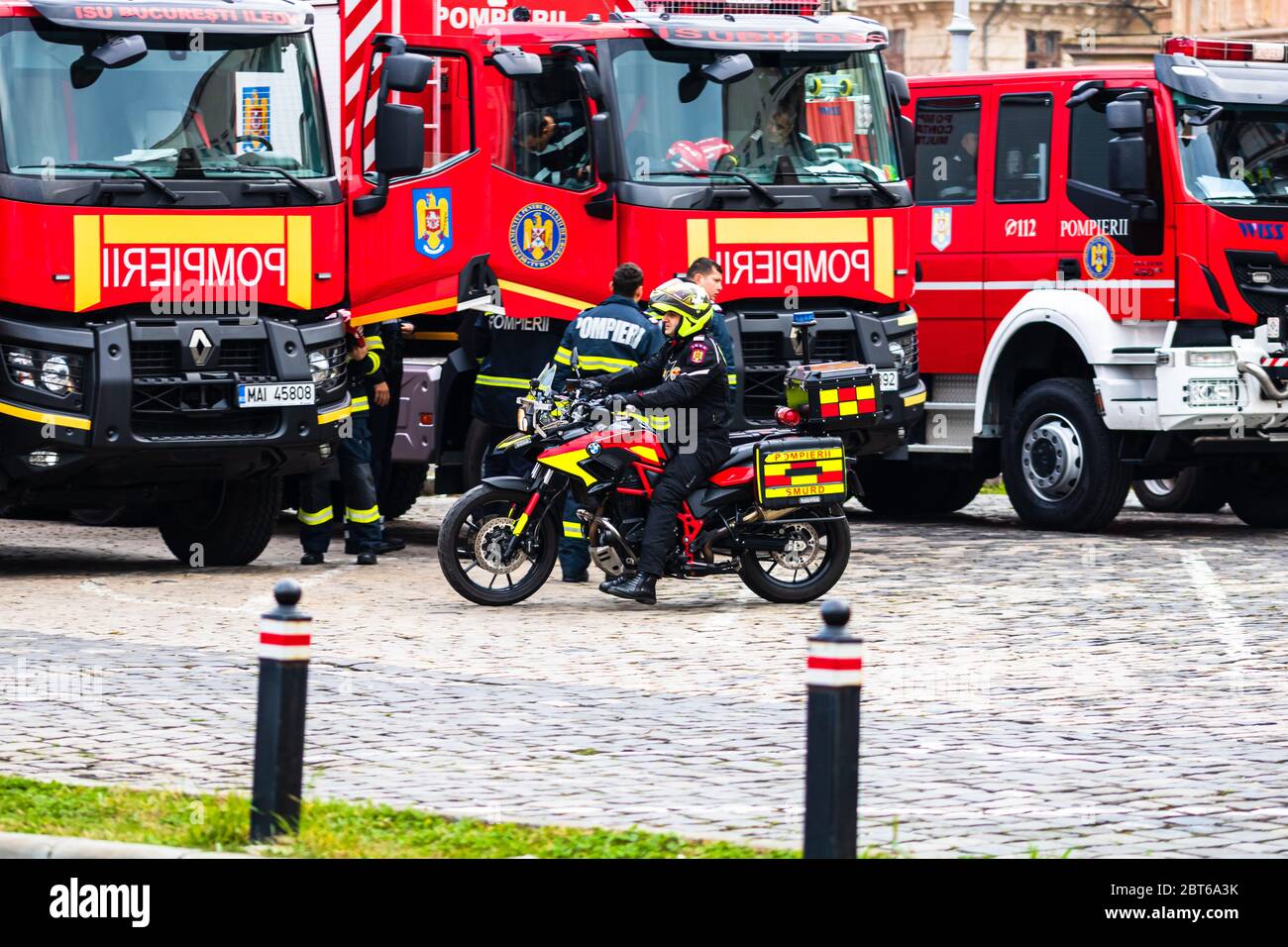 Rumänischen Feuerwehrleuten (Pompierii) auf dem Motorrad, das vor dem Innenministerium in Bukarest, Rumänien, abgestellt wurde, Stockfoto