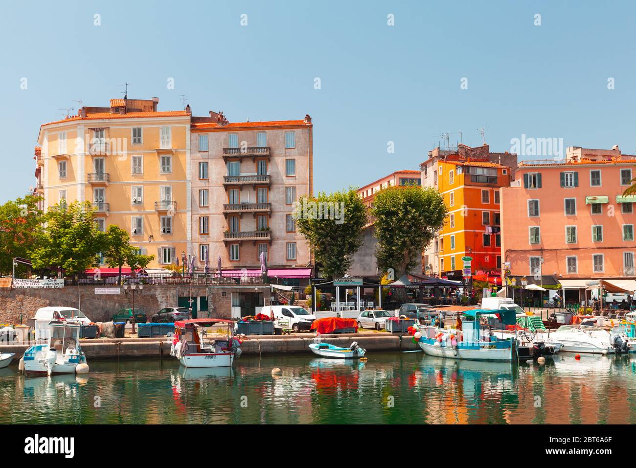 Ajaccio, Frankreich - 6. Juli 2015: Hafen von Ajaccio. Küstenstadtbild mit bunten Häusern und Holzbooten, Insel Korsika, Frankreich Stockfoto