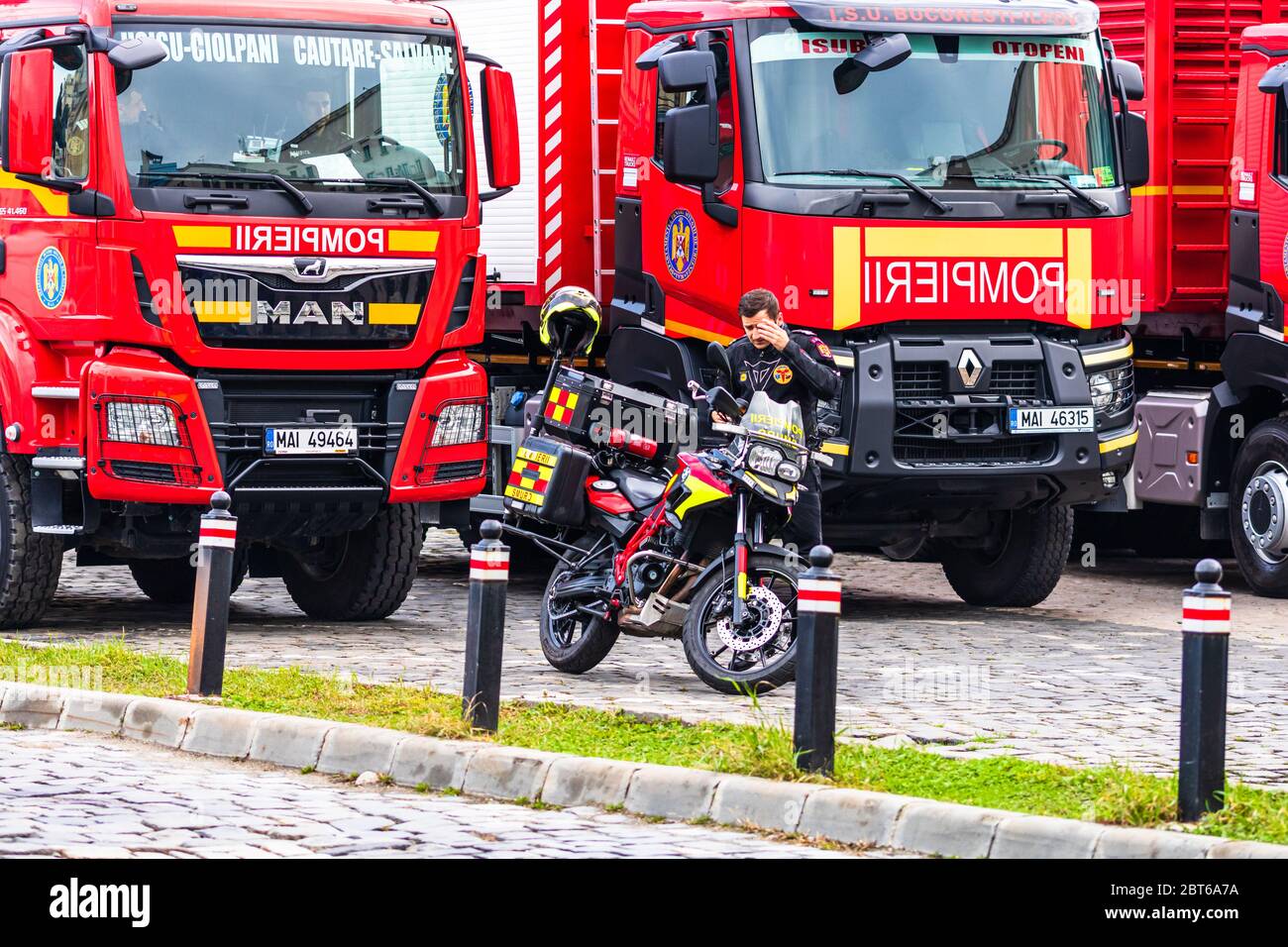 Rumänischen Feuerwehrleuten (Pompierii) auf dem Motorrad, das vor dem Innenministerium in Bukarest, Rumänien, abgestellt wurde, Stockfoto