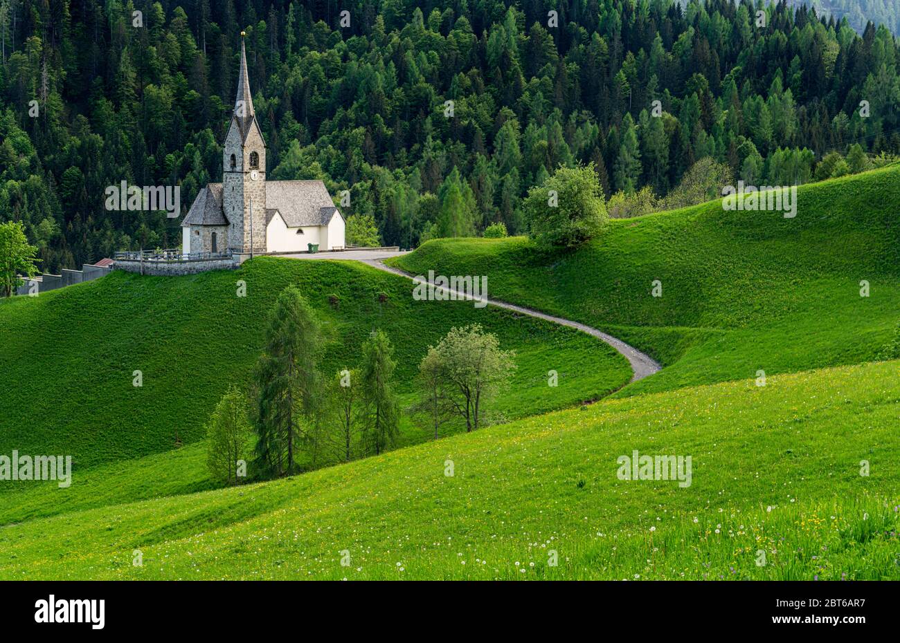 Ein Blick auf eine kleine Kirche in Sauris di Sopra, Italien Stockfoto