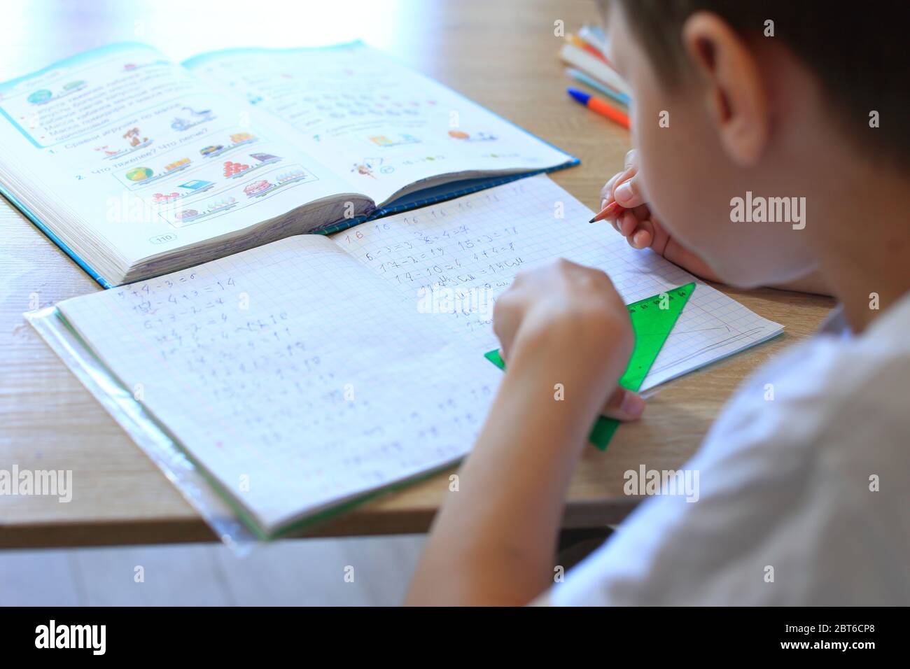 Ein Kind macht Hausaufgaben über Isolation. Hausaufgaben. Stockfoto