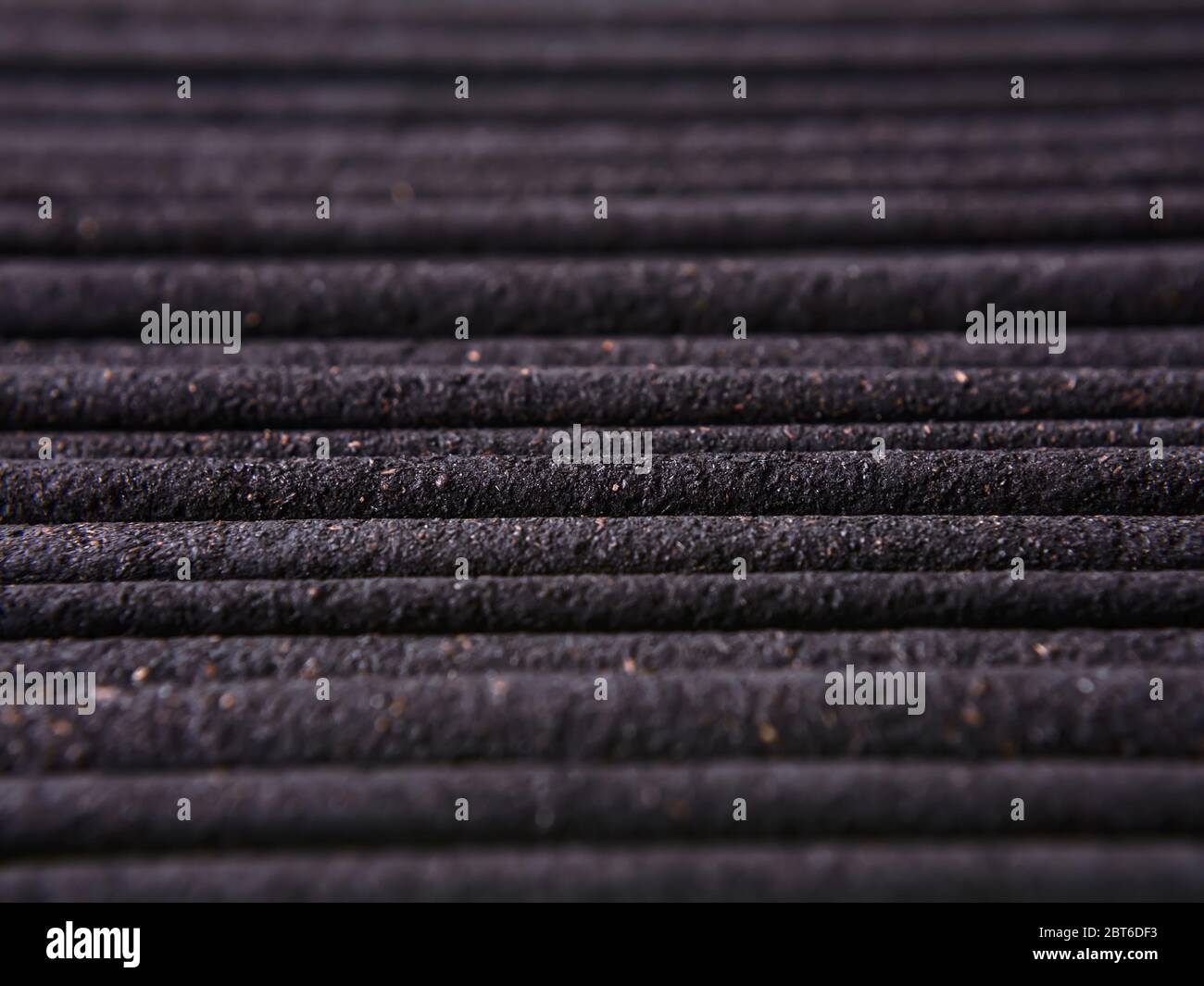 Makro-Fotografie von Räucherstäbchen Reihe in einer geraden Schicht gelegt. Braune Räucherstäbchen längs Textur. Aroma Sticks Hintergrund. Flache DoF. Stockfoto