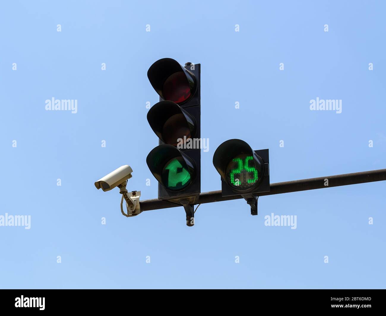 Grüne Ampel mit digitalem Timing Countdown und Verkehrssicherheitskamera-Überwachung (CCTV) gegen blauen Himmel. Moderne automatische Verkehrssteuerung. Stockfoto