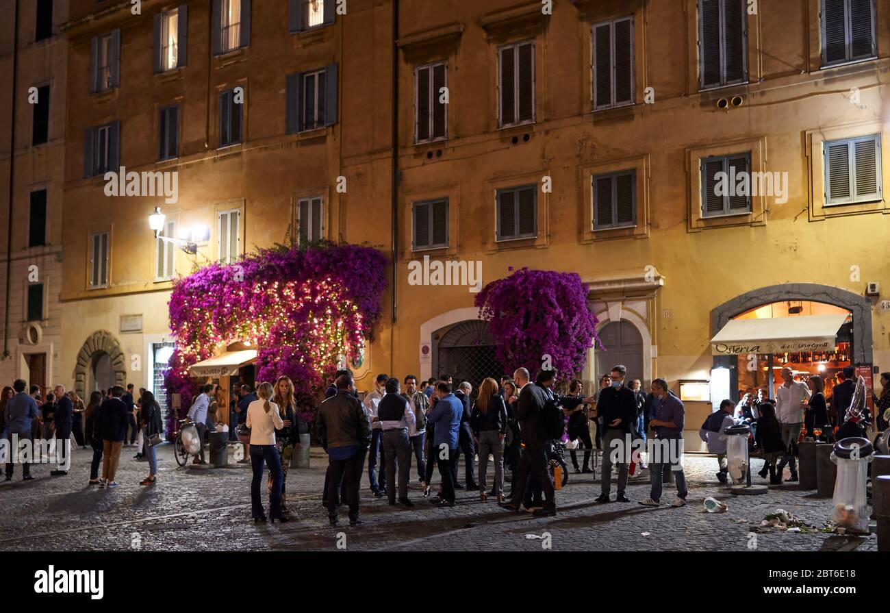 Rom bei Nacht in Coronavirus Zeiten: Menschen in der Warteschlange vor einer Osteria Taverne auf der Piazza di Pietra, während teilweise aufgehoben Lockdown Maßnahmen. 22 Mai 2020 Stockfoto