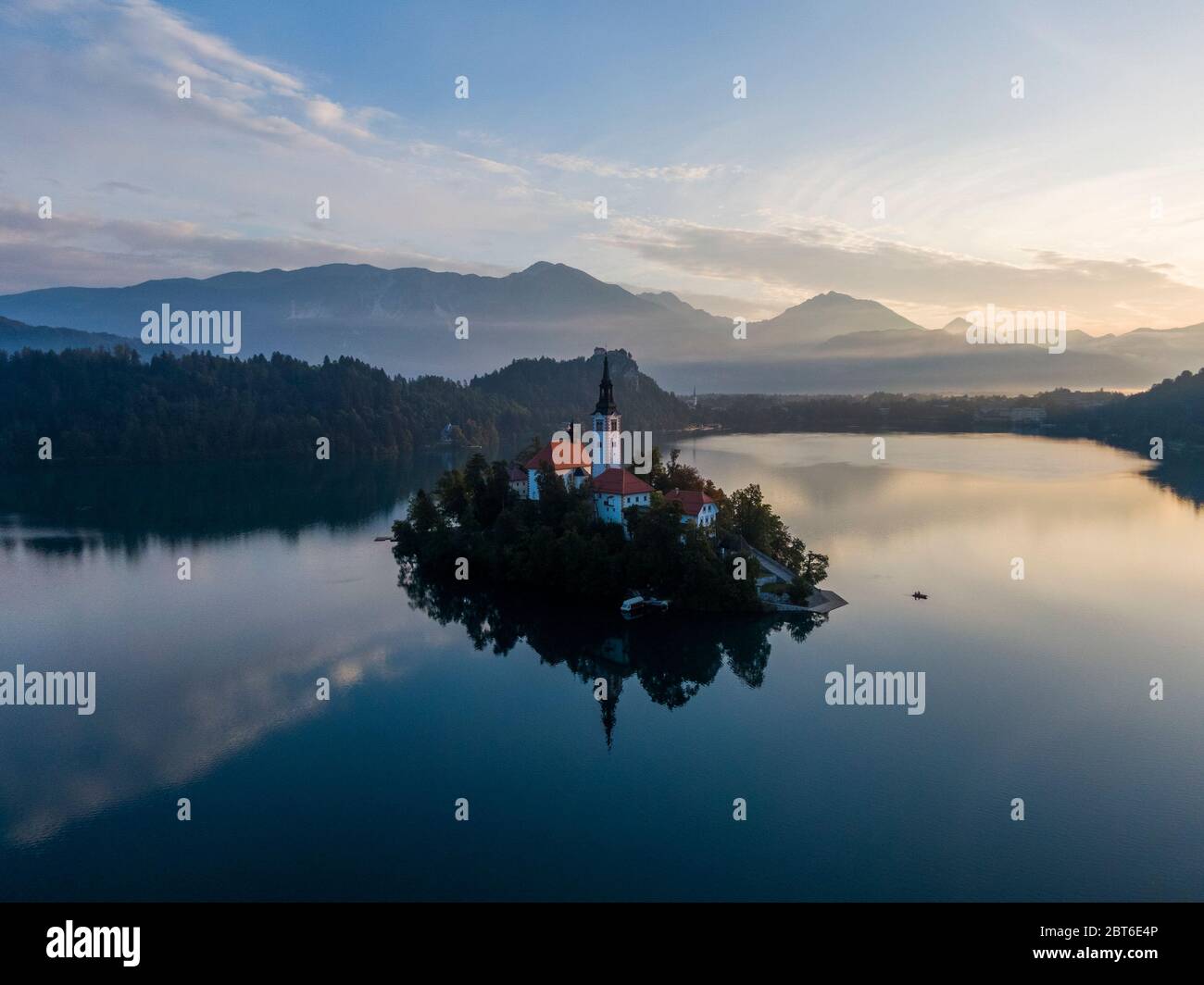 Luftbild der Bleder Insel und der Burg bei Sonnenaufgang Stockfoto