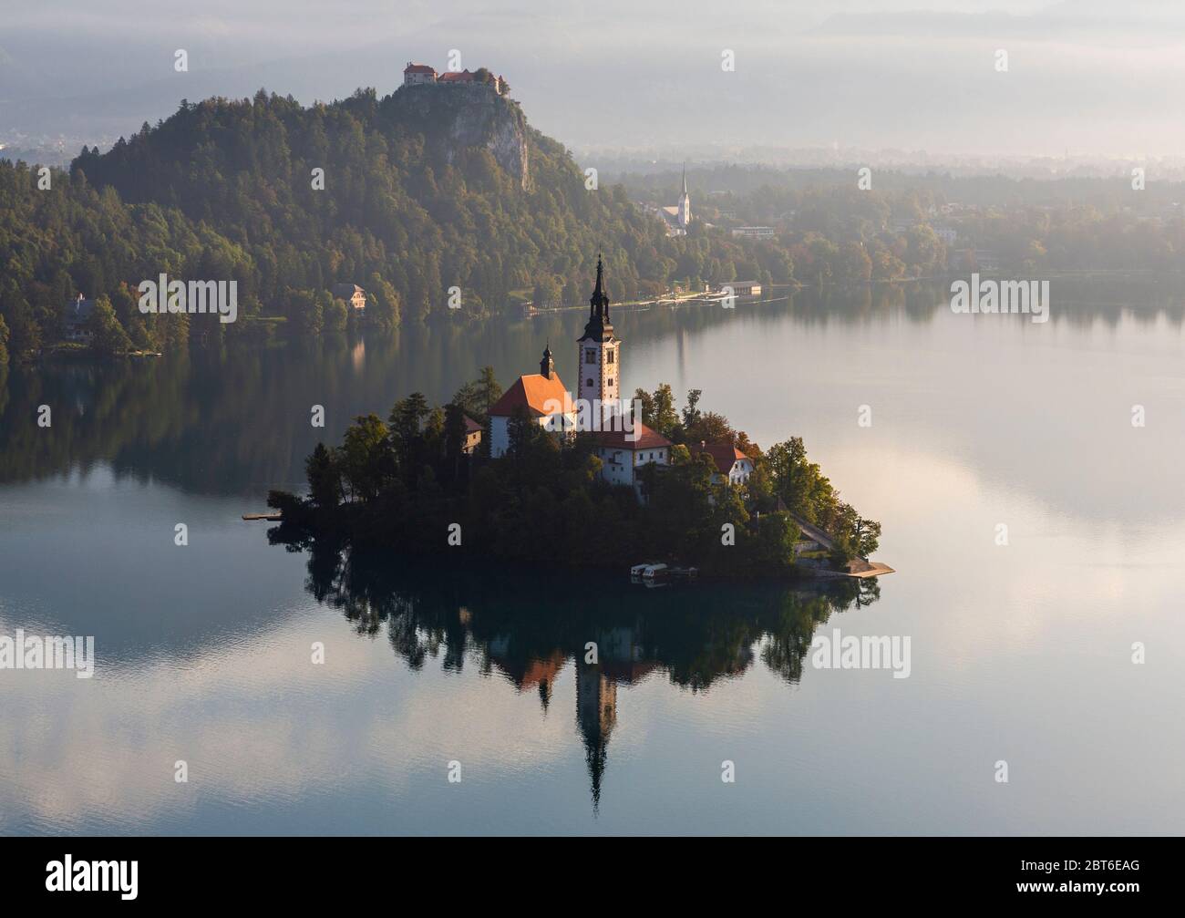 Luftbild der Bleder Insel und der Burg bei Sonnenaufgang Stockfoto