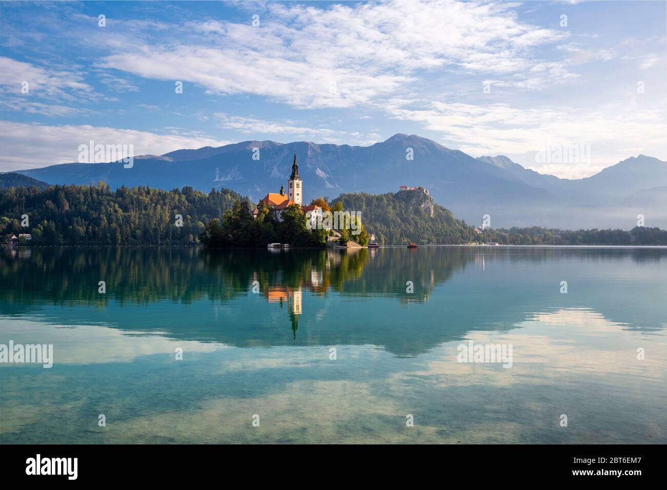 Schöne Spiegelung der Bleder Insel und Burg im Bleder See Stockfoto