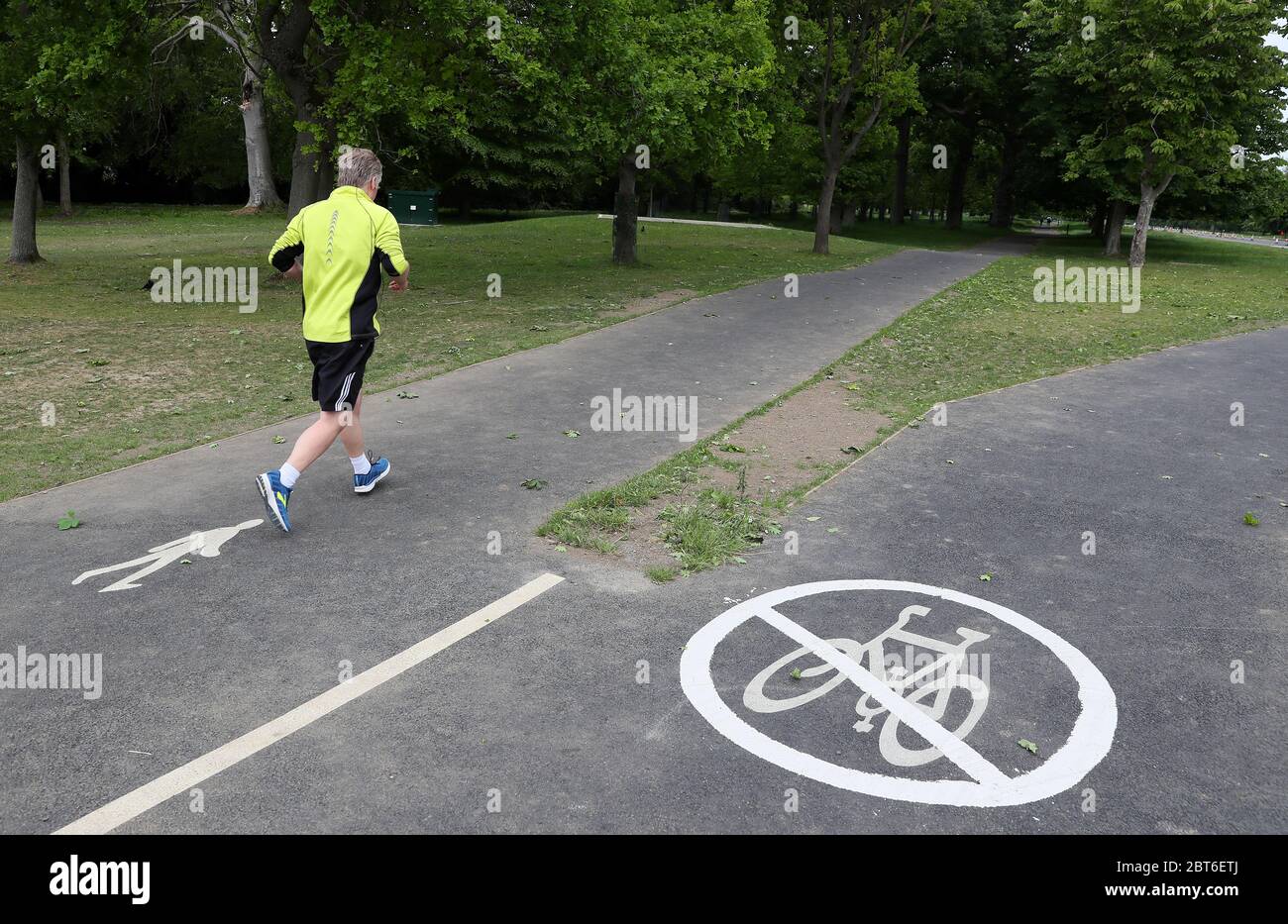 Neue Fußgängerwege im Phoenix Park in Dublin, wie die OPW, haben Maßnahmen zur sozialen Distanzierung eingeführt, da die Beschränkungen, die infolge der Coronavirus-Pandemie eingeführt wurden, gelockert wurden. Stockfoto