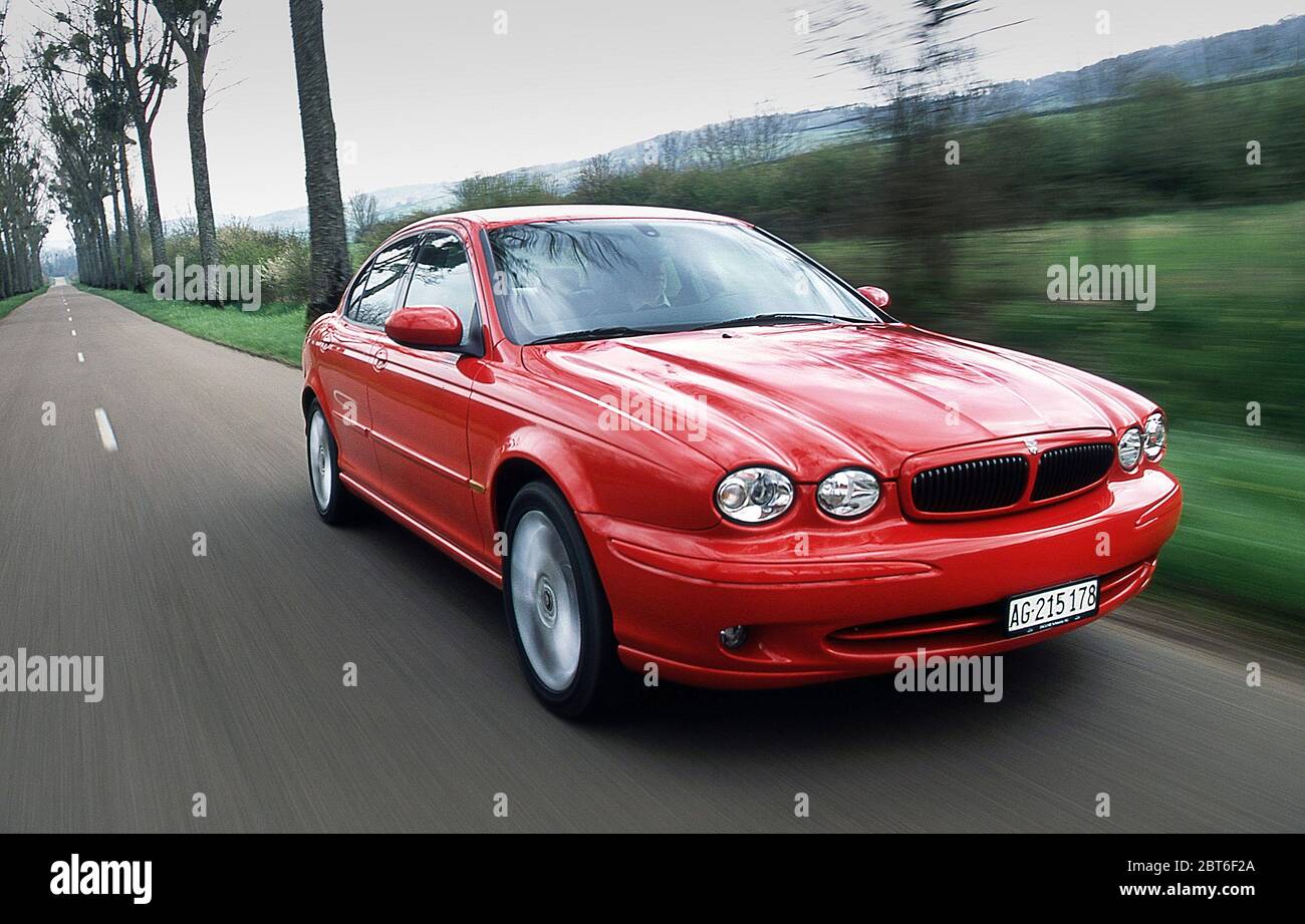 2001 Jaguar X Typ 2.5. Fahren in Frankreich. Stockfoto