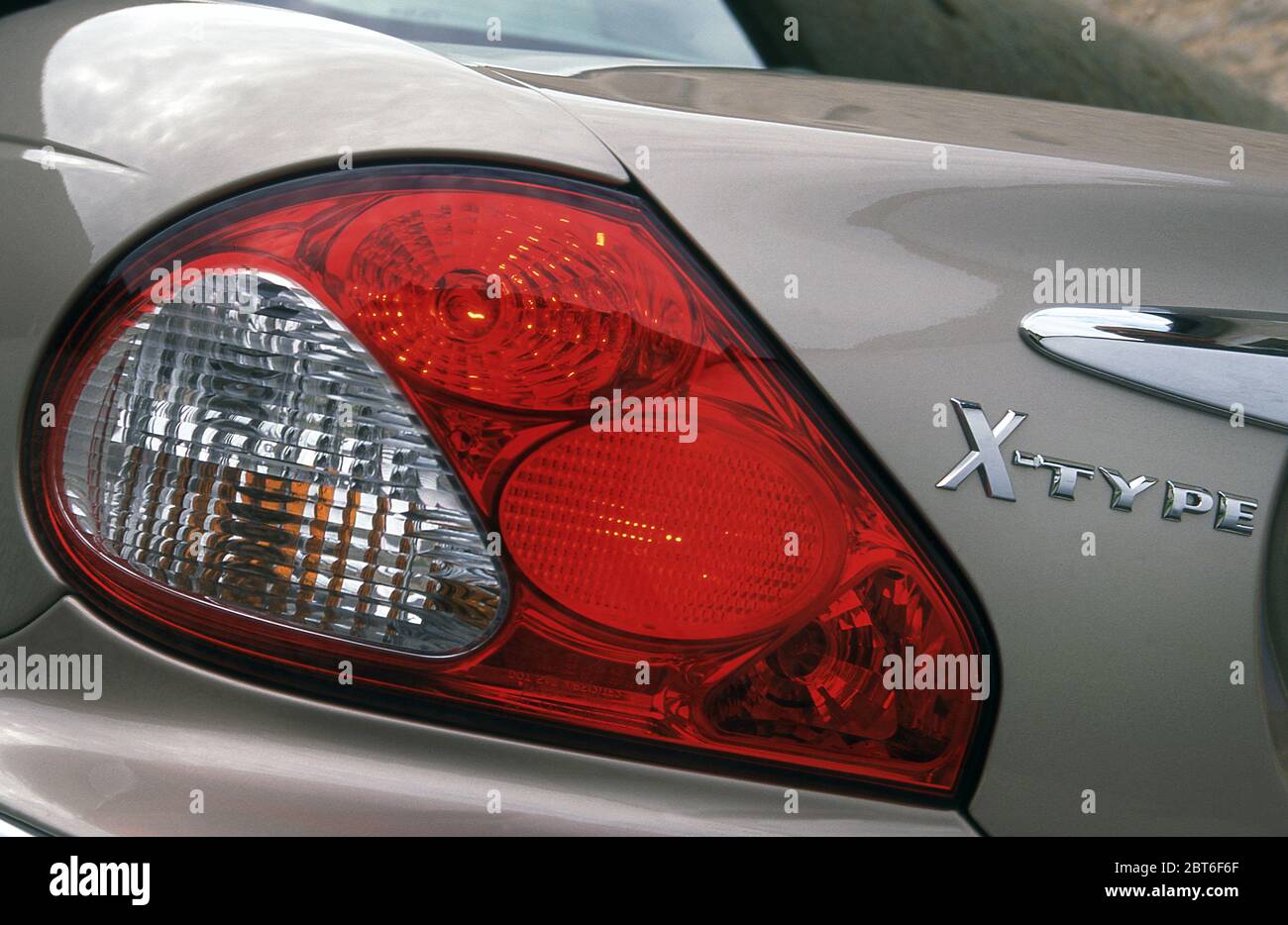 2001 Jaguar X Typ 3.0 Liter. Fahren in Frankreich. Stockfoto