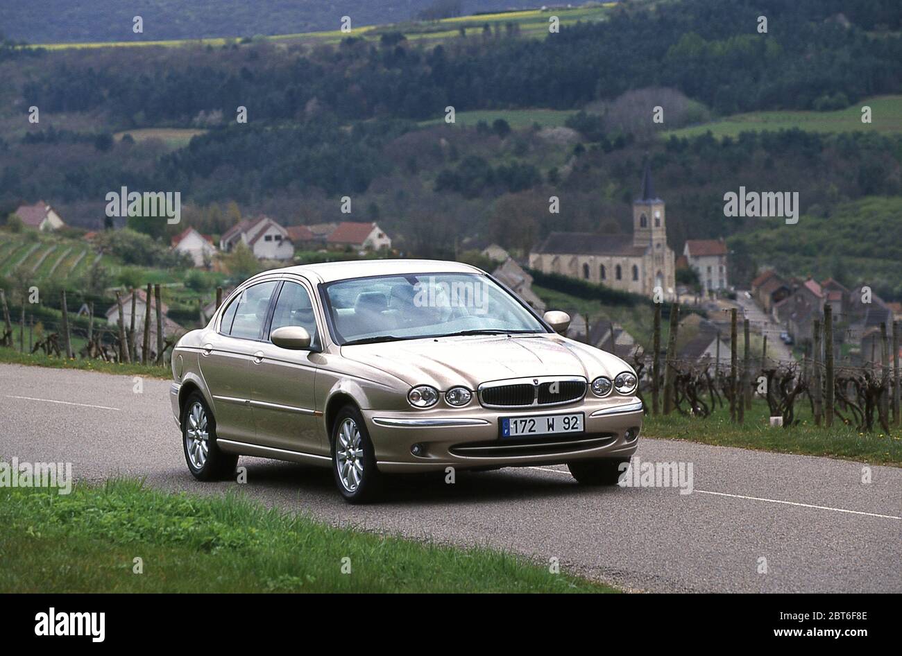 2001 Jaguar X Typ 3.0 Liter. Fahren in Frankreich. Stockfoto