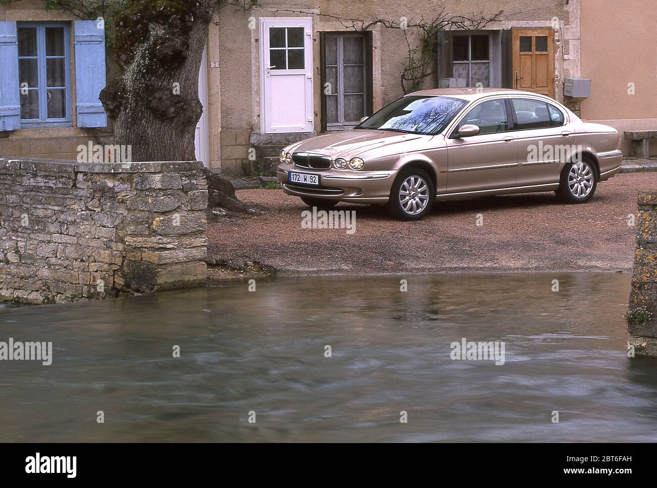 2001 Jaguar X Typ 3.0 Liter. Fahren in Frankreich. Stockfoto