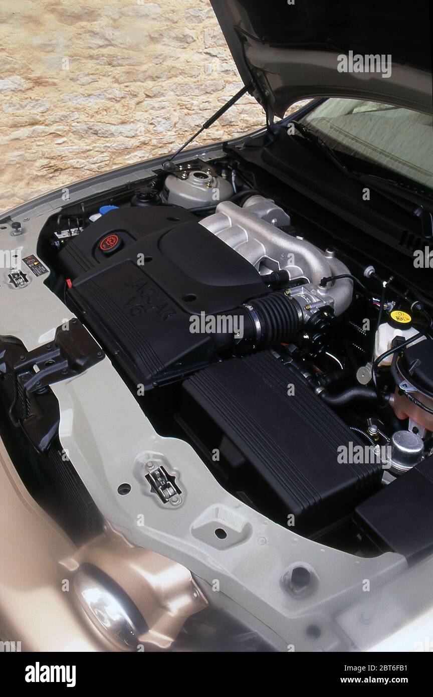 2001 Jaguar X 3.0 Liter Motor. Fahren in Frankreich. Stockfoto