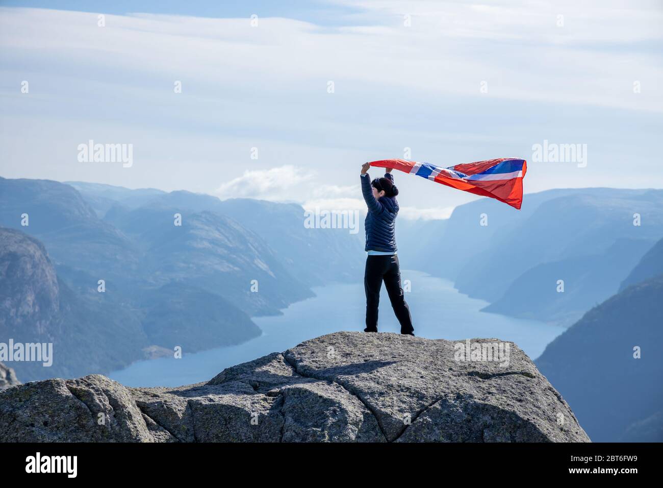 Frau mit einem wehende Flagge Norwegen auf dem Hintergrund der Natur Stockfoto