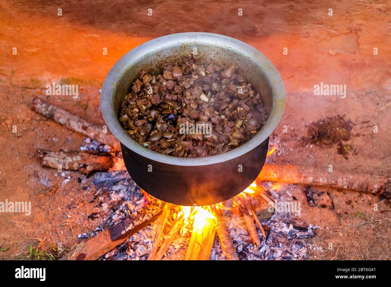 Kochen Fleisch Curry.Mutton Curry Kochen im Dorf.Fried Mutton Stockfoto