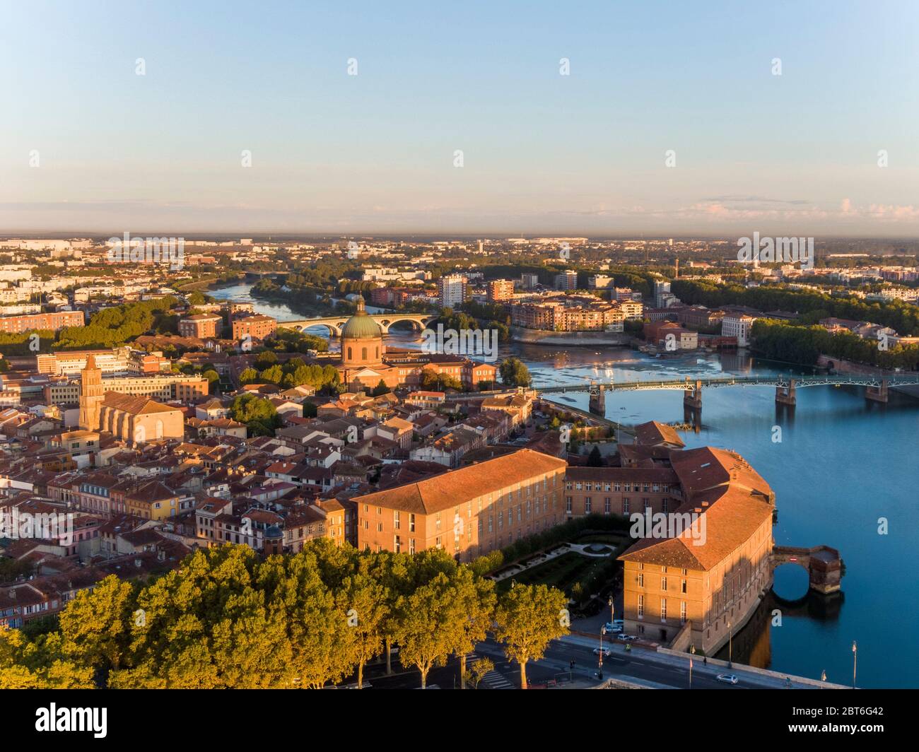 Luftaufnahme des Stadtzentrums von Toulouse, des Saint Joseph Dome und des Flusses Garonne, Frankreich Stockfoto