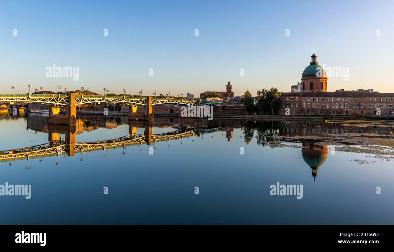 Schöne Spiegelung der Brücke Saint Pierre und Saint Joseph Dome im Fluss Garonne, Toulouse Stockfoto
