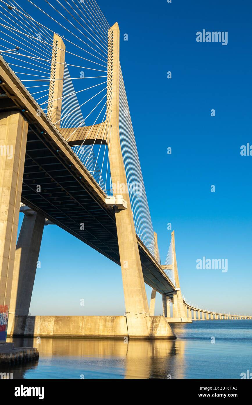 Aufhängebrücke oder Lager in Lissabon, Portugal. Stockfoto