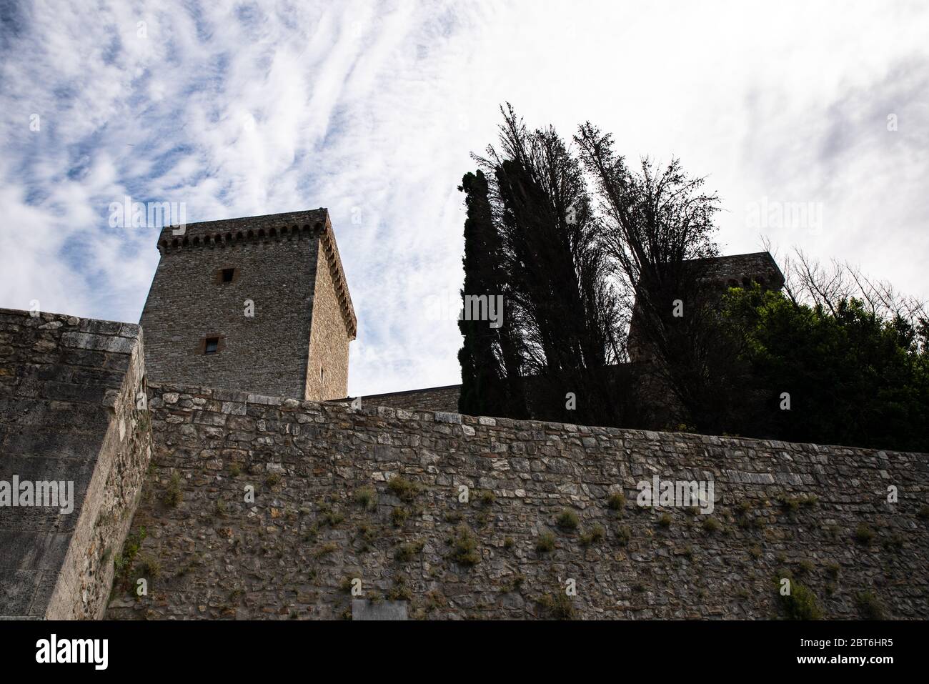 narni, italien Mai 23 2020: Festung albornoz auf dem Hügel oberhalb von narni mit Panoramablick auf das ternana-Becken Stockfoto